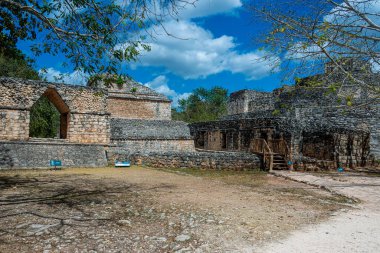 Ek Balam 'daki antik taş Maya kemer yolu harabeleri.