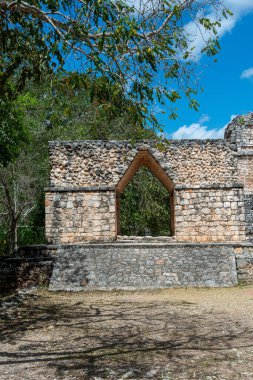 Ek Balam 'daki antik taş Maya kemer yolu harabeleri.