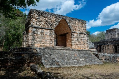 Ek Balam 'daki antik taş Maya kemer yolu harabeleri.