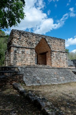 Ek Balam 'daki antik taş Maya kemer yolu harabeleri.