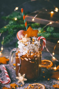 Havai fişekli Noel kakaosu, yılbaşı kartı, atmosferik fotoğraf, koyu çikolatalı içecek.