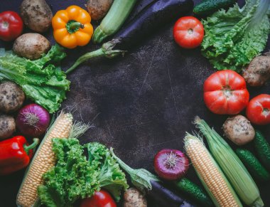 Sebze ve bitkilerin karışımı koyu bir sırt, Hasat