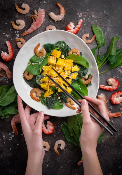 Mangosalat Mit Garnelen Gesundes Essen Asiatisches Essen Dunkler Rücken — Stockfoto
