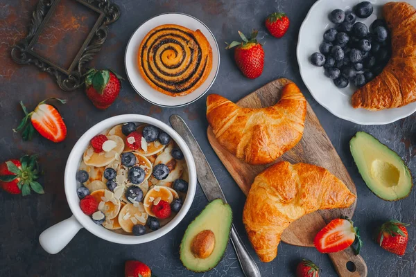 Café Manhã Mini Panquecas Com Bagas Croissants Abacate Deliciosa Comida — Fotografia de Stock