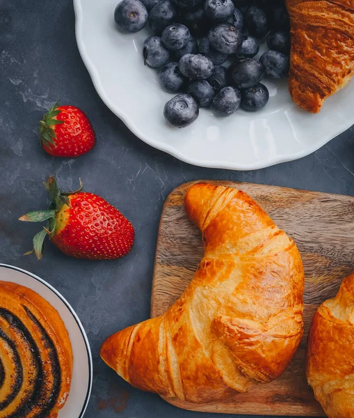 Colazione Croissant Vicino Delizioso Cibo Estivo Vista Dall Alto Buio — Foto Stock