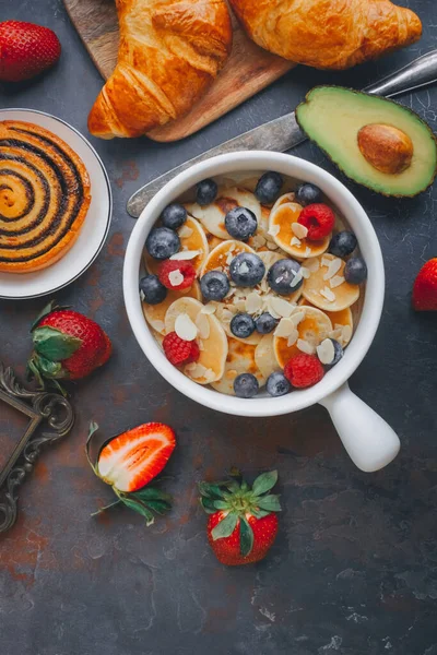 Colazione Mini Frittelle Con Bacche Croissant Avocado Delizioso Cibo Estivo — Foto Stock