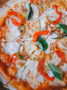 İtalyan pizzası, mozzarella, tavuk ve fesleğenli pizza. 