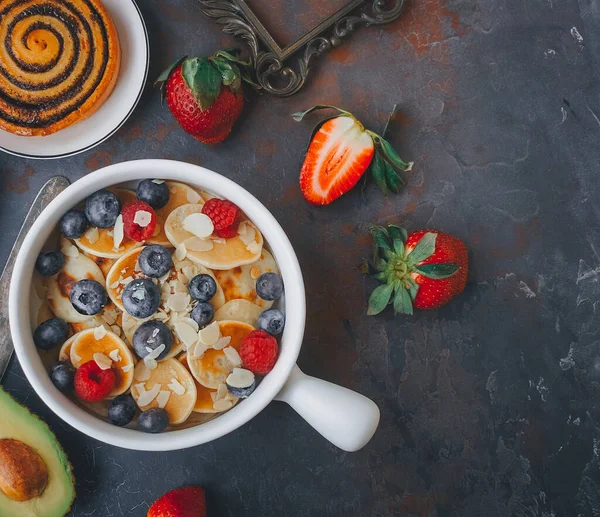 Café Manhã Mini Panquecas Com Bagas Deliciosa Comida Verão Vista — Fotografia de Stock