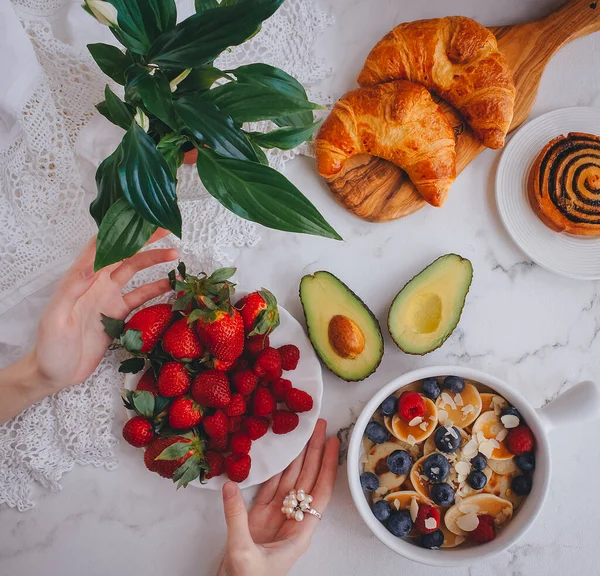 Colazione Mini Frittelle Con Fragole Croissant Avocado Delizioso Cibo Estivo — Foto Stock