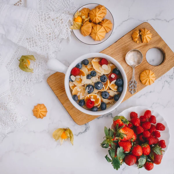 Colazione Mini Frittelle Con Fragole Croissant Avocado Delizioso Cibo Estivo — Foto Stock