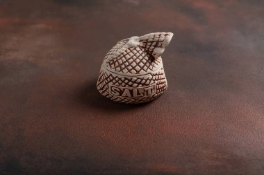 Üzerine tuz yazılan baharatlar için toprak eşyalar