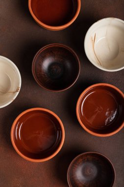 Koyu arkaplan görünümünde birçok farklı çömlek