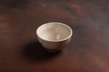 Kahverengi arka planda bir hafif bardak