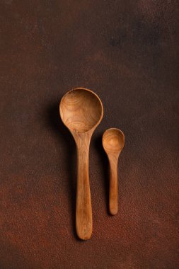 Koyu arkaplanda ahşap dekoratif kaşıklar