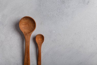 Hafif arka planda tahta kaşıklar