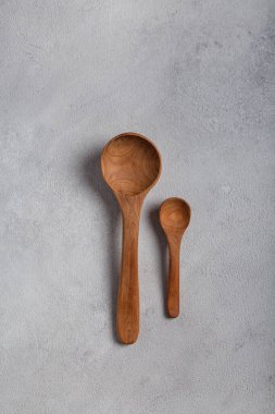 Hafif arka planda tahta kaşıklar