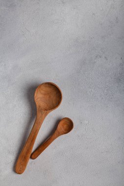 Hafif arka planda tahta kaşıklar