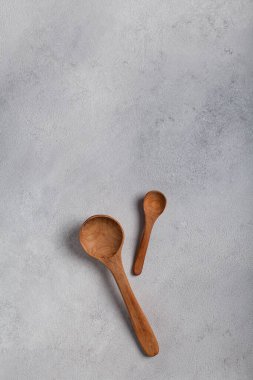 Hafif arka planda tahta kaşıklar