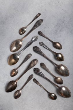 Noel ağacı şeklinde metal kaşıklar.