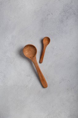 Hafif arka planda tahta kaşıklar