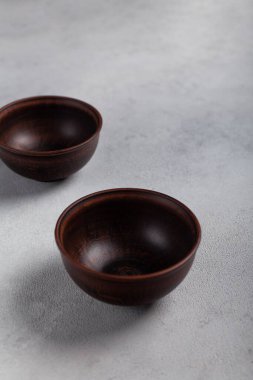 Açık arkaplanda iki kahverengi kase.