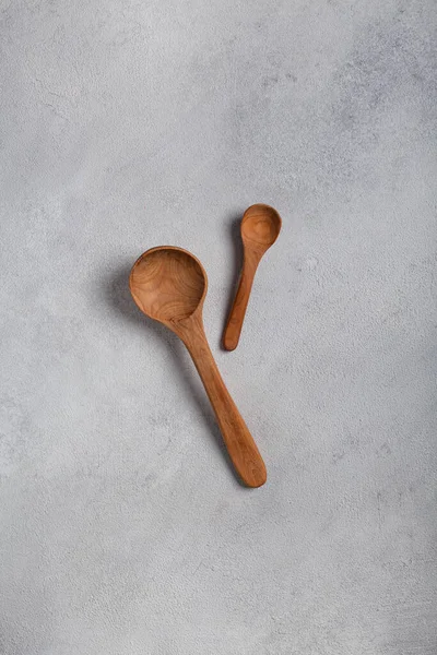 Hafif arka planda tahta kaşıklar