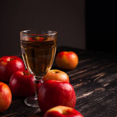 Elma suyu ile kadehler.