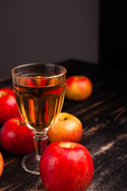 Elma suyu ile kadehler.