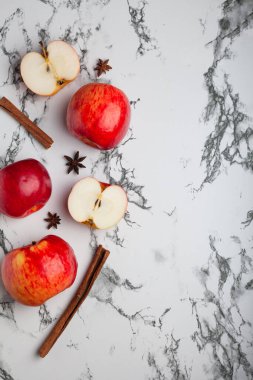 Hafif arkaplanda taze elmalar