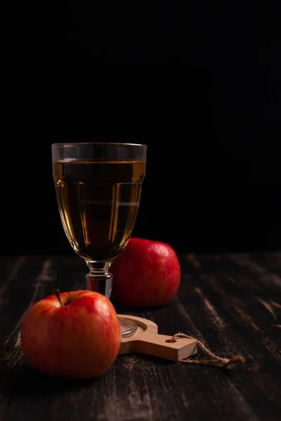 Elma suyu ile kadehler.