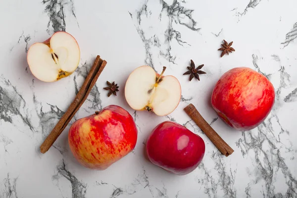 Hafif arkaplanda taze elmalar