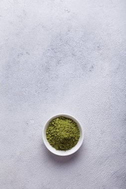 Hafif arka planda bir bardakta sütle kibrit