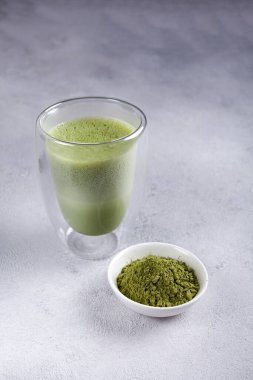 Hafif arka planda bir bardakta sütle kibrit