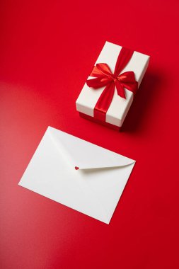 Sevgililer günü zarfı ve hediyesi.