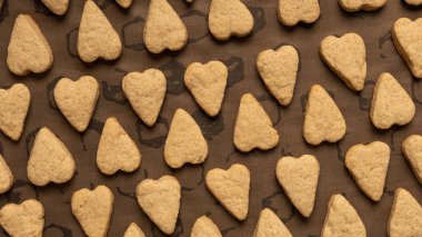 Pişirme tepsisinde kalp şeklinde kurabiyeler