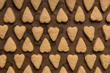 Pişirme tepsisinde kalp şeklinde kurabiyeler