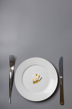 Tabaktaki tabaklar yemek gibi.