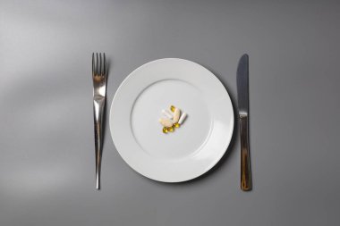 Tabaktaki tabaklar yemek gibi.