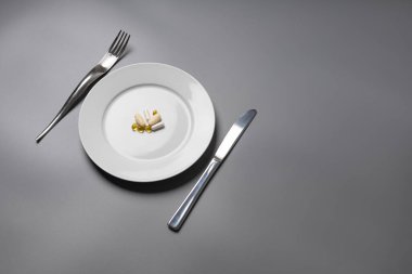 Tabaktaki tabaklar yemek gibi.