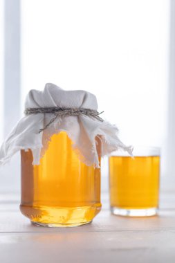 Hafif arkaplanda taze kombu çayı