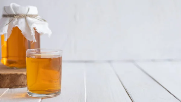 Hafif arkaplanda taze kombu çayı