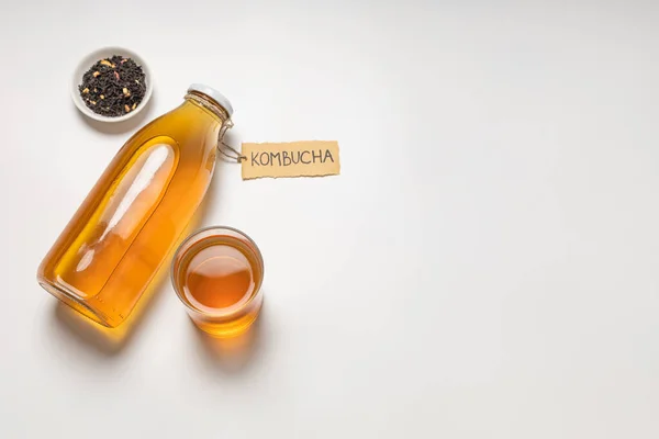 Kombucha Palack Kombucha Felirattal Egy Pohár Itallal — Stock Fotó