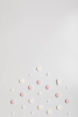 Beyaz arka planda pembe haplar, yön