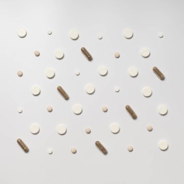 Beyaz arka planda çok renkli haplar, desen