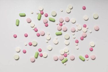 Beyaz arka planda çok renkli haplar, desen