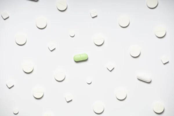Jedna Kolorowa Pigułka Tle Białych Tabletek — Zdjęcie stockowe