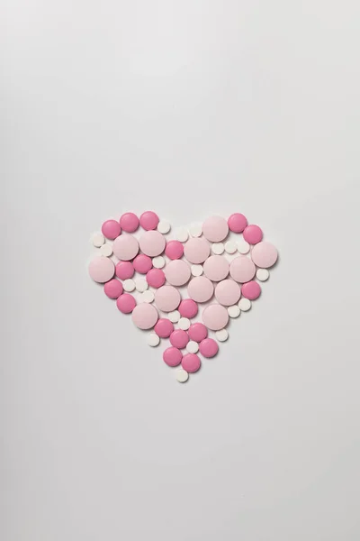 Srdce Růžové Pilulky Bílém Pozadí — Stock fotografie