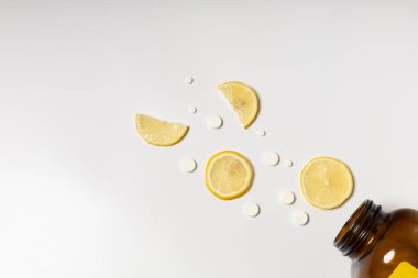 Kavanozdan tablet ve limon