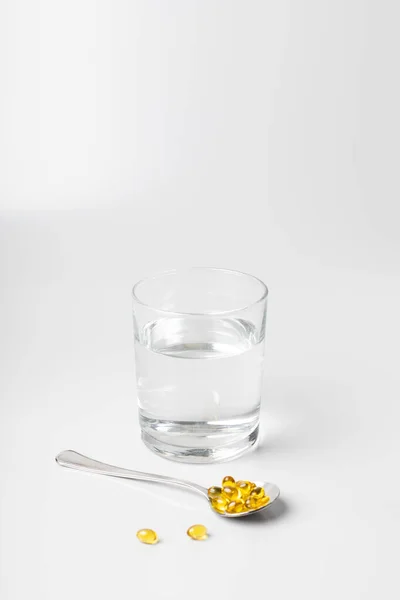 Egy Pohár Víz Vitamin Könnyű Háttérrel — Stock Fotó