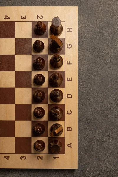 Schachfiguren Auf Einem Schachbrett Auf Dunklem Hintergrund — Stockfoto
